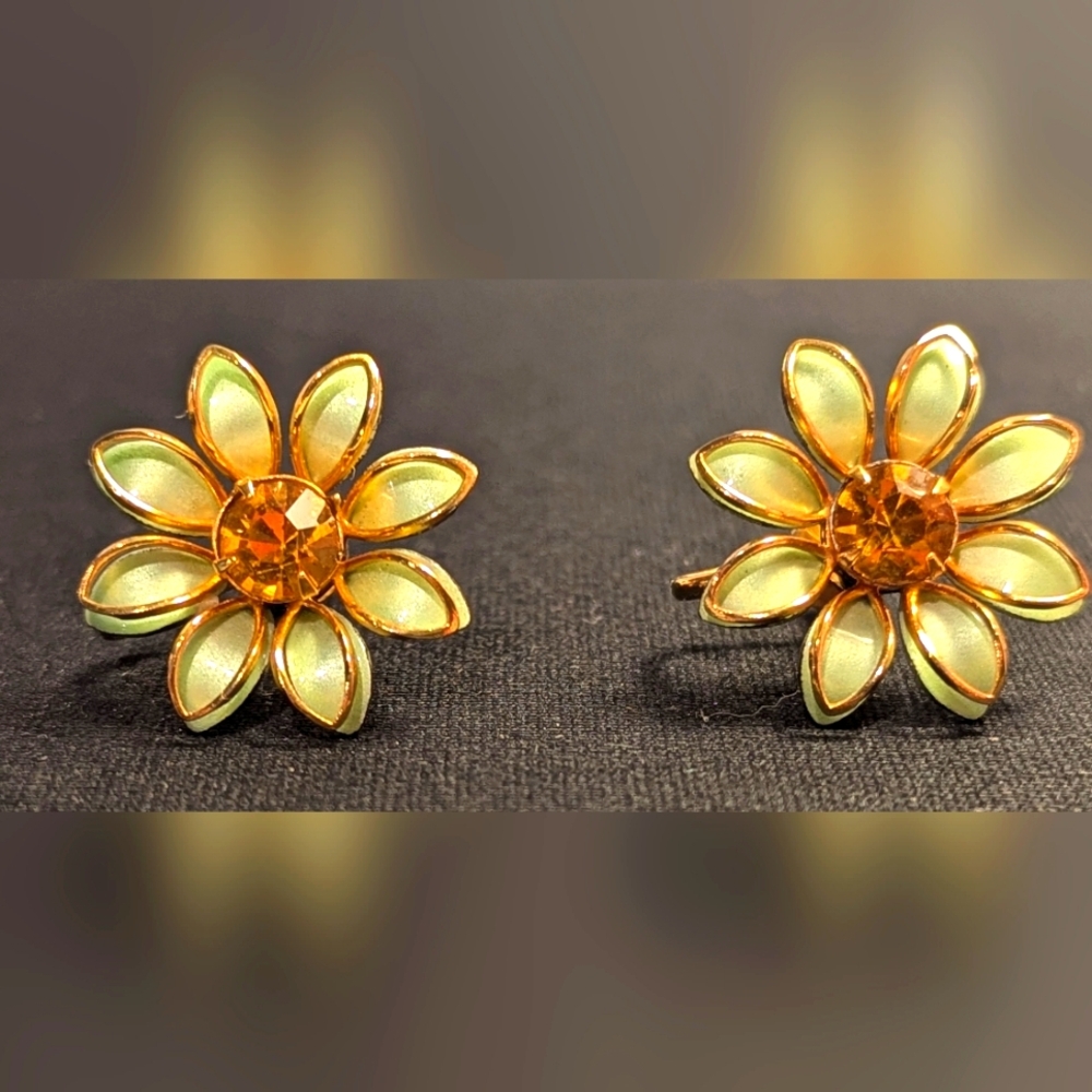Bugbee & Niles Vtg Floral Gold and Yellow Huggie Screw Back Daisy Earrings